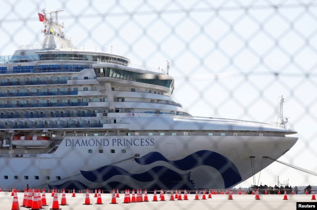 Elcrucero Diamond Princess, donde docenas de pasajeros fueron sometidos a análisis para detectar el coronavirus, es visto en Yokohama, al sur de Tokio, Japón, el 11 de febrero de 2020.