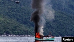 Kapal nelayan Vietnam diledakkan dan ditenggelamkan oleh AL, di Natuna di Anambas, Kepulauan Riau, 5 Desember 2014. (Foto: Antara)