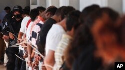 شماری از اعضای باند MS-13 که در السلوادور دستگیر شده اند