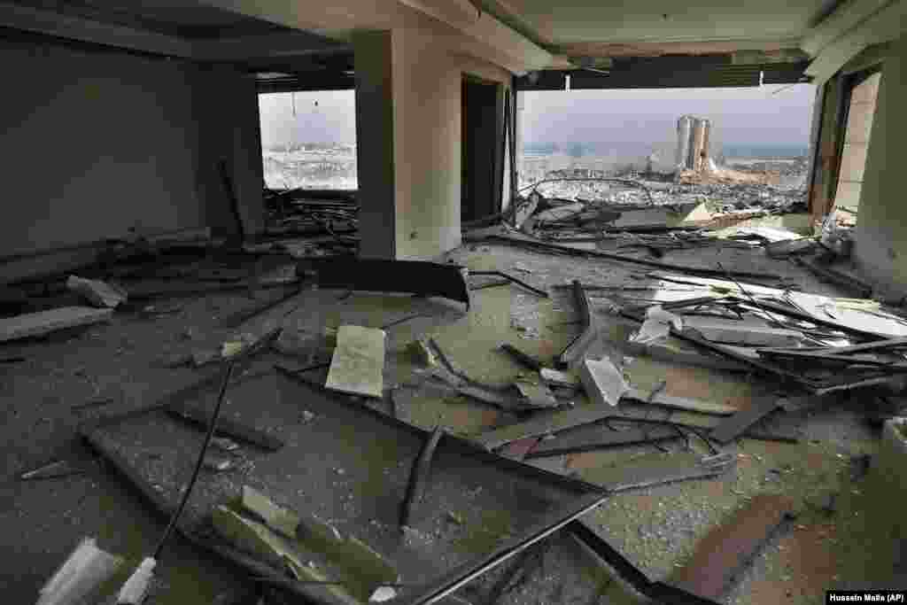 Вид на місце вибуху у порту Бейрута з пошкодженої квартири. 5 серпня.