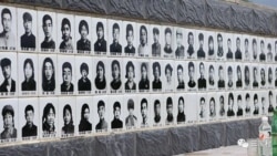 原内蒙兵团老知青为1972年5月葬身于宝日格斯台草原火灾的69名战友修整了纪念碑。纪实文学著作《烈火中的青春》作者马波（笔名老鬼）说，“他们是死去的我们，我们是活着的他们。”（张丽娜摄影）