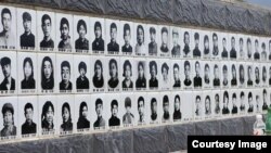 原内蒙兵团老知青为1972年5月葬身于宝日格斯台草原火灾的69名战友修整了纪念碑。纪实文学著作《烈火中的青春》作者马波（笔名老鬼）说，“他们是死去的我们，我们是活着的他们。”（张丽娜摄影）
