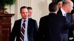 Priebus dijo que se presentaron "48 horas con historias falsas", y que "el pueblo estadounidense sufre".