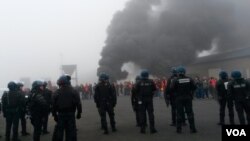 Riot police facing off protester during launch of Floatgen wind turbine in Saint Nazaire, France. (Photo: L. Bryant / VOA)