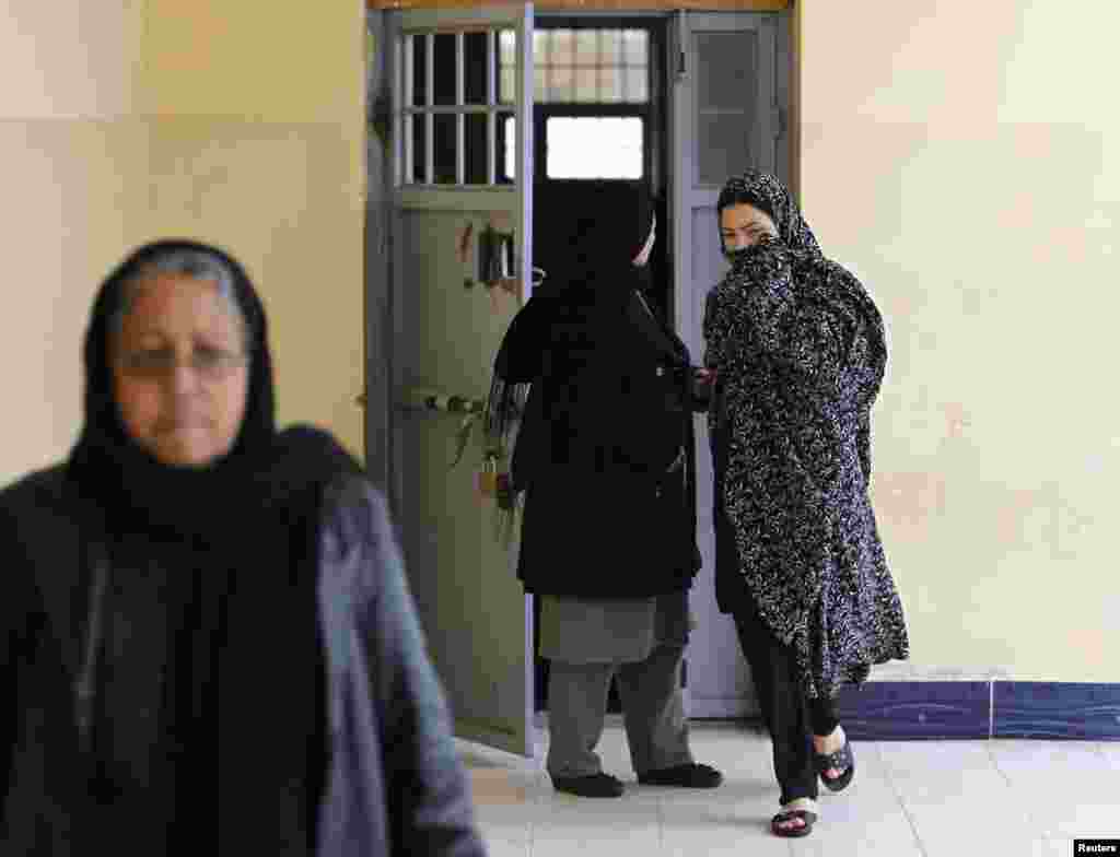 افغان پولیس فورس میں آپ کو خواتین نظر آتی ہیں مگر ان کی تعداد بہت کم&nbsp; ہے۔