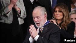 Ibu Negara Melania Trump memasang medali penghargaan Presidential Medal of Freedom kepada penyiar siaran konservatif, Rush Limbaugh, di Washington, 4 Februari 2020.(Foto: Reuters/Tom Brenner)