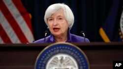 Kepala bank sentral AS atau Federal Reserve Janet Yellen memberikan konferensi pers di Washington DC, Rabu (13/12). 