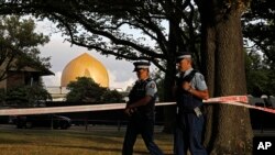 Des policiers patrouillent dans un parc à l'extérieur de la mosquée Al Noor à Christchurch, en Nouvelle-Zélande, le mercredi 20 mars 2019. (AP Photo/Vincent Yu)