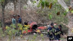 Perwira Angkatan Udara India (IAF) memeriksa reruntuhan pesawat IAF dari tim aerobatic Suryakiran setelah tabrakan di udara antara dua pesawat saat berlatih untuk Aero India 2019 dekat pangkalan udara Yelahanka di Bangalore, India, Selasa, 19 Februari 2019.