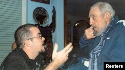 El expresidente cubano, Fidel Castro, conversa con el líder de la Federación de Estudiantes Universitarios (FEU), Randy Perdomo, durante una reunión en La Habana.