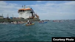 Aksi nelayan pulau Kodingareng saat berupaya menghalangi Kapal Queen of Netherlands melakukan pengerukan pasir laut di wilayah tangkap ikan nelayan, 6 Juli 2020. (Foto: Courtesy/WALHI Sulawesi Selatan)