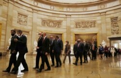 Senator berjalan melalui Rotunda dari Kamar Senat ke Dewan Perwakilan Rakyat menjelang pidato pertama oleh Presiden AS Joe Biden pada sesi bersama Kongres AS di US Capitol di Washington, AS, 28 April 2021. (Foto: REUTERS/Leah Millis)