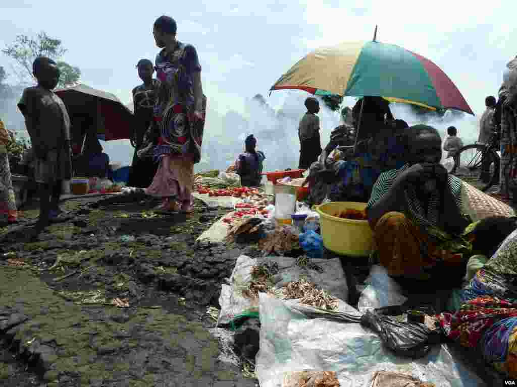 2012年11月23日，从萨凯镇离家出逃的人聚集在穆贡加难民营，这处营地设在通往戈马的路上。（美国之音乔斯洛拍摄）