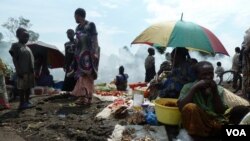 Displaced people from the town of Sake gather at the Mugunga camp on the road to Goma, DRC, November 23, 2012. (G. Joselow, VOA)