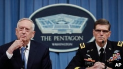 El secretario de Defensa Jim Mattis y el general Joseph Votel durante la conferencia de prensa que ofrecieron en el Pentágono el martes 11 de abril de 2017. 