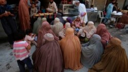 Des femmes réduites à la mendicité devant une boulangerie, à Peshawar, au Pakistan, le 24 avril 2020. (AP Photo/Muhammad Sajjad)