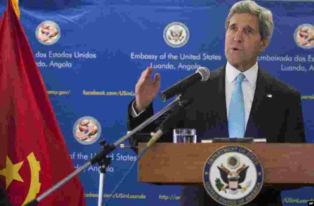 U.S. Secretary of State John Kerry holds a media conference praising oil-rich Angola&#39;s leadership for solving&nbsp; conflicts on the African continent, in Luanda, Angola, May 5, 2014.