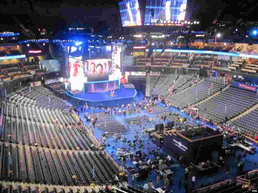 Le Time Warner Cable Arena abrite la Convention 2012 du parti Democrate.&nbsp;&nbsp;(N. Pinault/VOA)