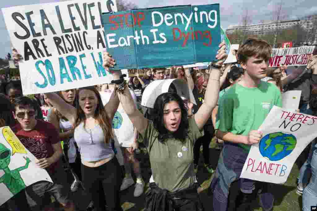 همزمان با دیگر شهرهای بزرگ دنیا، گروه هایی از دانش آموزان در پایتخت آمریکا به آنچه بی توجهی به &laquo;تغییرات آب و هوایی&raquo; نامیدند، اعتراض کردند. یک دانش آموز پلاکاردی دارد که نوشته است مرگ زمین را متوقف کنید.&nbsp;