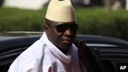 Le président Yahya Jammeh de la Gambie arrive pour un sommet sur la sécurité au cours d'une commémoration du centenaire de l'unification du nord du Nigeria et le sud à Abuja, au Nigeria, le 27 février 2014.
