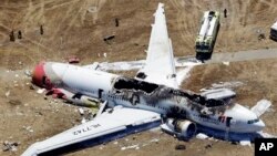 Bangkai pesawat Asiana Airlines penerbangan 214 yang jatuh di bandar udara internasional San Francisco (6/7). (Foto: AP)