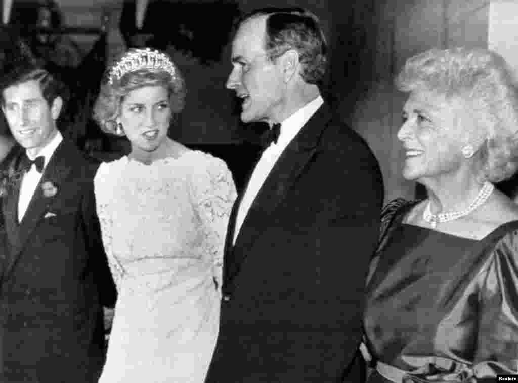 شاهزاده چارلز و پرنسس دایانا سال ۱۹۸۵ در مراسم شام سفارت بریتانیا در واشنگتن میزبان جورج هربرت واکر بوش، معاون وقت رئیس جمهوری آمریکا، و همسرش بودند.&nbsp;
