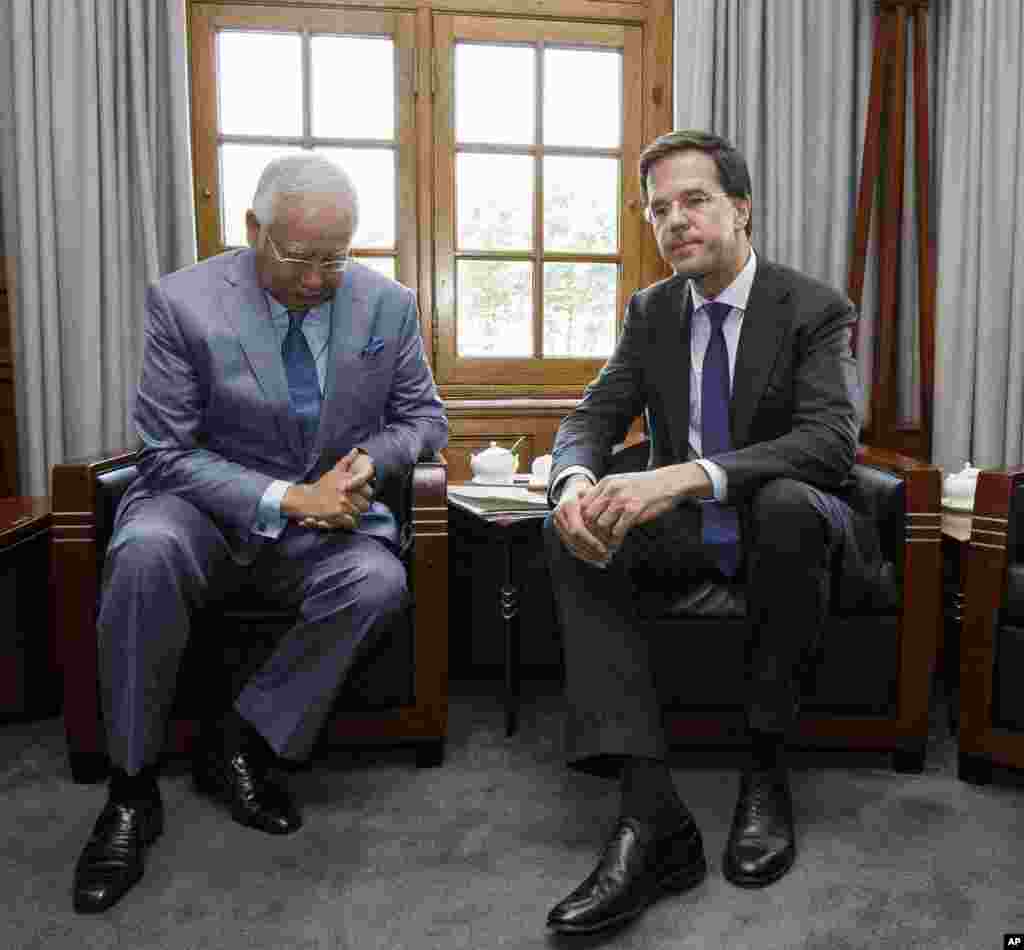 Malaysian Prime Minister Najib Razak (left) and Dutch Prime Minister Mark Rutte prior to their talks in The Hague, Netherlands, July 31, 2014.
