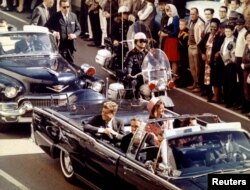 پرزیدنت کندی دقایقی بعد در ۲۲ نوامبر ۱۹۶۳ در این خودرو ترور شد.