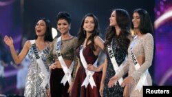 Sophida Kanchanarin (kiri), peserta tuan rumah 'Miss Universe pageant' di Bangkok, Thailand, berpose bersama peserta lainnya (17/12). 