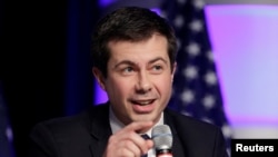 រូបឯកសារ៖ លោក Pete Buttigieg អភិបាលក្រុង South Bend នៃរដ្ឋ Indiana ថ្លែងនៅក្នុងវេទិកាគណៈកម្មាការជាតិនៃគណបក្សប្រជាធិបតេយ្យ នៅទីក្រុង Baltimore រដ្ឋ Maryland កាលពីថ្ងៃទី១១ ខែកុម្ភៈ ឆ្នាំ២០១៧។