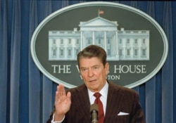 Presiden AS Ronald Reagan di Gedung Putih, Washington, D.C., 25 November 1986.