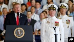 Tổng thống Donald Trump (trái) tuyên bố chính thức đưa hàng không mẫu hạm USS Gerald Ford vào hoạt động tại căn cứ Hải quân Norfolk ở Norfolk, bang Virginia, ngày 22 tháng 7, 2017.