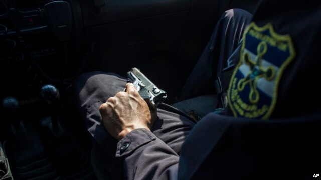 Policia mata a tres pandilleros y pierde la vida durante el tiroteo.