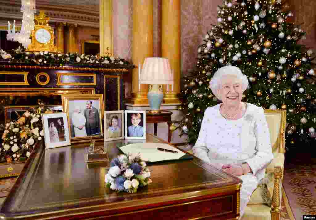 英国路透社2017年12月24日收到的这张未注明日期的照片显示，英国女王伊丽莎白二世在白金汉宫刚刚录制完对英联邦的圣诞节广播讲话。