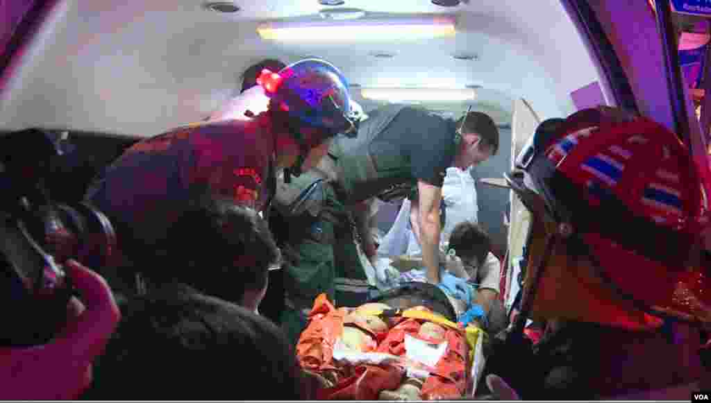 Des secours évacuent l'une des personnes blessées par l'explosion, Bangkok, 17 août 2015.