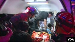 Paramedics treat one of the people injured by a bomb blast in central Bangkok, Thailand, Aug. 17, 2015. (Photo: Zinlet Aung for VOA)