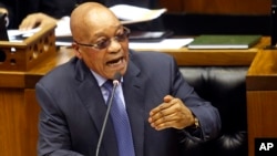 លោក​ប្រធានាធិបតី Jacob Zuma ឆ្លើយ​សំណួរ​នៅ​ក្នុង​រដ្ឋ​សភា​ក្នុង​ក្រុងCape Town ប្រទេស​អាហ្វ្រិក​ខាង​ត្បូង កាលពី​ថ្ងៃទី១៧ ខែមីនា ឆ្នាំ២០១៦។
