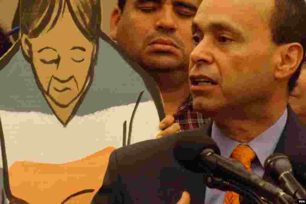 El congresista Luis Gutiérrez expresó la urgencia de frenar las deportaciones para mantener a las familias unidas.