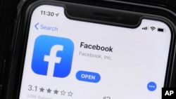 Biểu tượng Facebook trên điện thoại di động tại một cửa hàng ở Chicago ngày 30/7/2019.