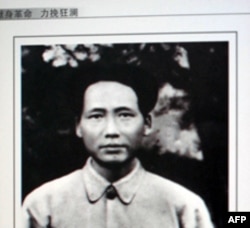 记者发现，毛泽东在1931年拍摄的这张照片里就已经有痣了，说明毛并不是在遵义会议以后才得痣的