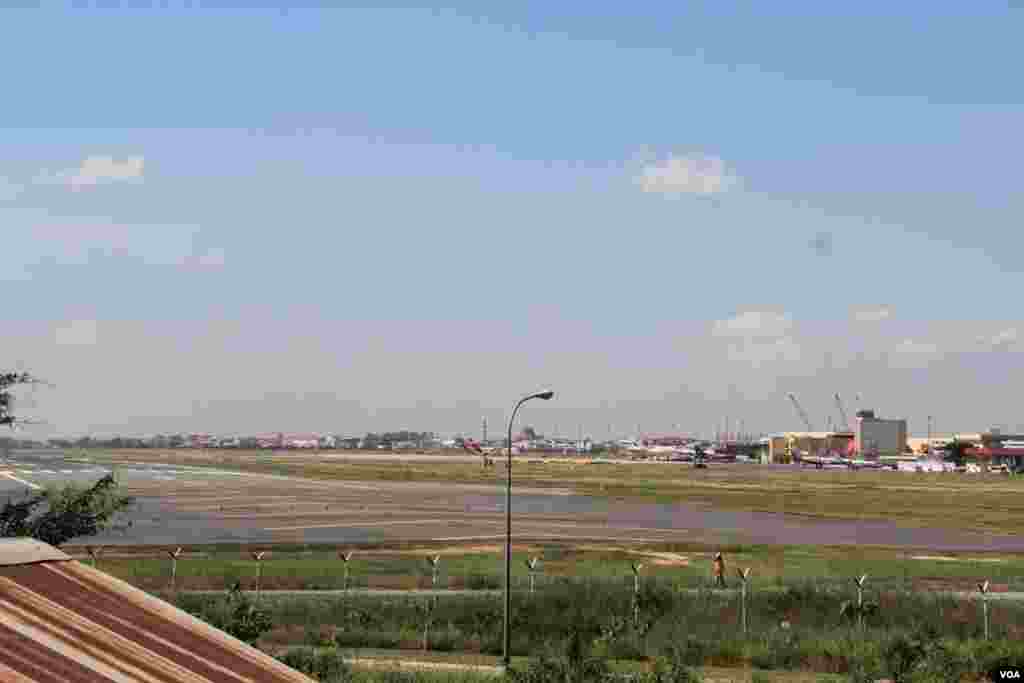 Phnom Penh international airport looks from the rooftop of a villager&#39;s house in Tropeang Lavear village, Cambodia, November 13, 2014. (Nov Povleakhena/VOA Khmer)