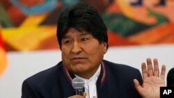 Los disturbios estallaron en partes de Bolivia entre los opositores de Morales después de que las autoridades electorales anunciaron que se reanudaría el recuento de votos.