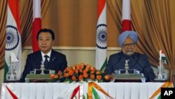 India's Prime Minister Manmohan Singh (R) speaks during a joint news conference as his Japanese counterpart Yoshihiko Noda looks on after their meeting in New Delhi, December 28, 2011.