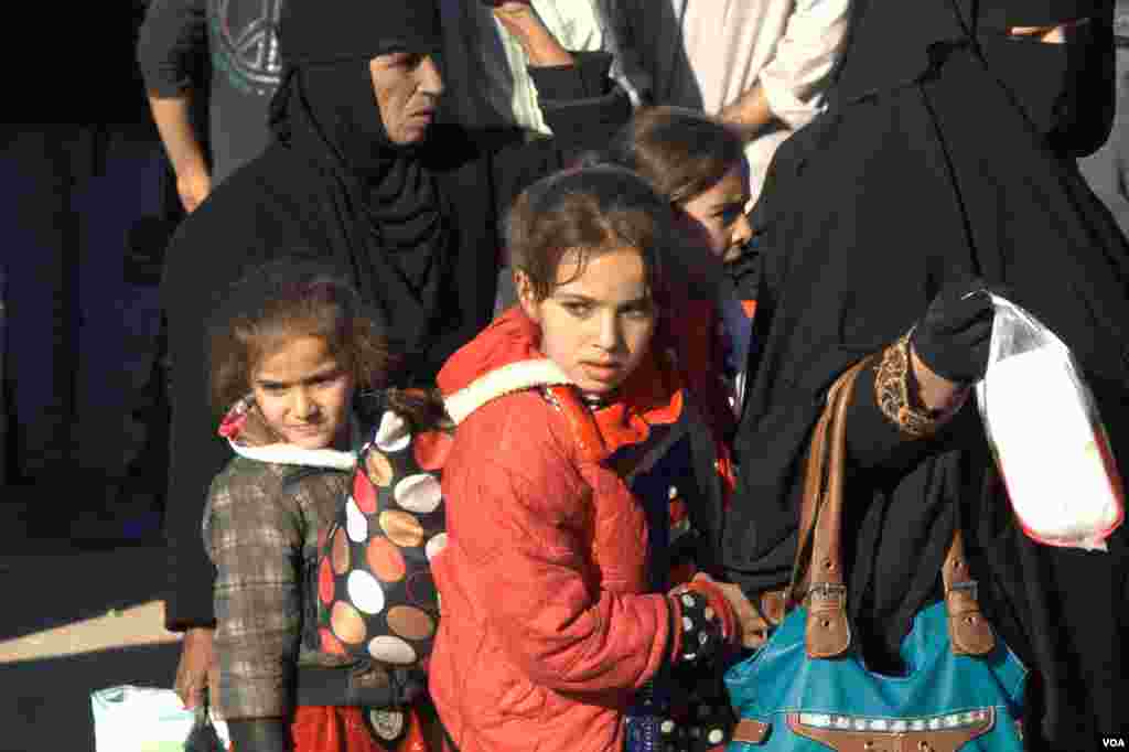 Thousands of people arrived at the Khazir camp on the edge of the battle zones on Nov. 3, 2016, in Kurdistan, northern Iraq. (H.Shekha/VOA)