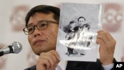 1969년 북한의 대한항공 납치 피해자 황원 씨의 아들인 황인철 씨가 지난해 5월 서울 외신클럽 기자회견에서 어린 시절 아버지와 찍은 사진을 들어 보이고 있다. 황인철 씨는 아버지의 송환을 위한 국제사회의 관심을 촉구했다.