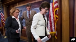 De gauche à droite, la sénatrice démocrate Heidi Heitkamp, son collègue Martin Heinrich, et la sénatrice républicaine Susan Collins, à l'issue d'une conférence de presse à Capitol Hill sur un projet de loi sur les armes à feu, Washington D.C., le 21 juin 2016.