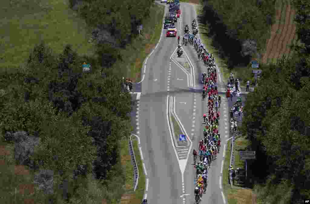 The pack speeds downhill during the sixth stage of the Tour de France cycling race over 190.5 kilometers (118.1 miles) with start in Arpajon-sur-Cere and finish in Montauban, France.