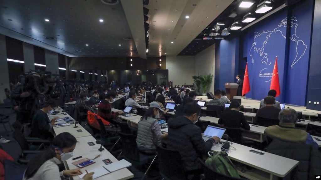 Người phát ngôn Bộ Ngoại giao TQ Cảnh Sảng tại cuộc họp báo thường ngày ở Bắc Kinh, ngày 18/3/2020. Ít nhất 13 nhà báo Mỹ sắp bị trục xuất khỏi Trung Quốc để đáp trả hành động của TT Mỹ, hạn chế thị thực cho truyền thông nhà nước TQ ở Hoa Kỳ. (AP Photo/Andy Wong) 