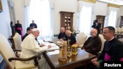 教宗方济各与枢机主教迪纳尔多等美国天主教会领袖在梵蒂冈讨论性侵问题。（2018年9月13日）