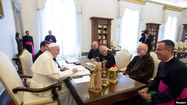 教宗方济各与枢机主教迪纳尔多等美国天主教会领袖在梵蒂冈讨论性侵问题。（2018年9月13日）